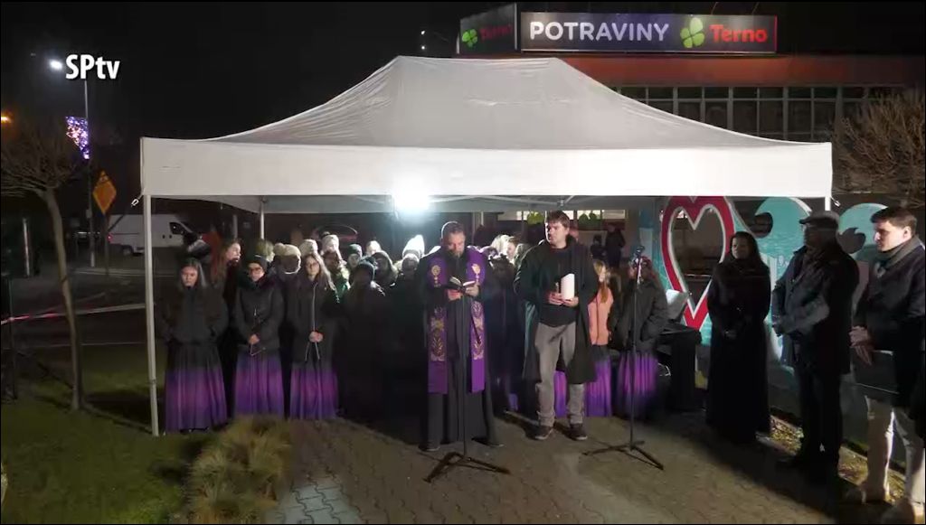 Meggyújtották Az Első Gyertyát Az Adventi Koszorún